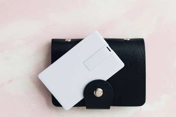 Oscuro (marrón y azul) titular de la tarjeta de llamada de cuero y bolsillo con tarjeta blanca en blanco maqueta aislado en gris . — Foto de Stock