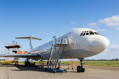 Havaalanında büyük uçak Park