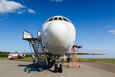 Havaalanında büyük uçak Park