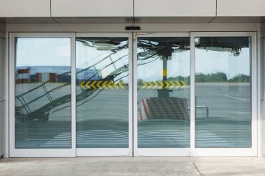 Koridor havaalanında bağlanma. Havacılık ve uzay ve cam. Mavi renkli. Terminal