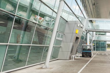 Koridor havaalanında bağlanma. Havacılık ve uzay ve cam. Mavi renkli. Terminal