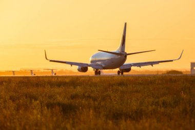 Kara gün batımı sırasında büyük bir uçak