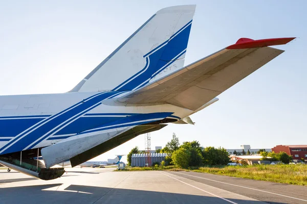 Großflugzeug am Flughafen geparkt — Stockfoto