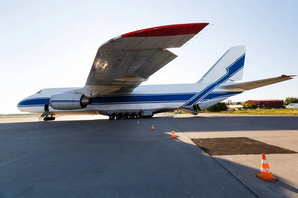 Duży samolot zaparkowany na lotnisku — Zdjęcie stockowe