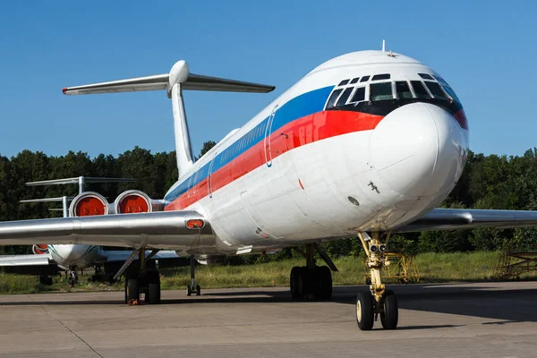 Duży samolot zaparkowany na lotnisku — Zdjęcie stockowe