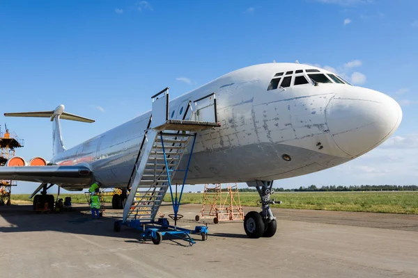 Havaalanında büyük uçak Park