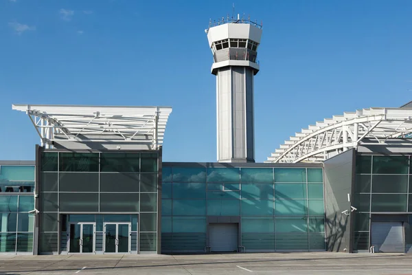 Koridor havaalanında bağlanma. Havacılık ve uzay ve cam. Mavi renkli. Terminal