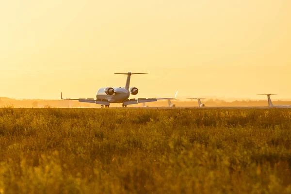 Посадка великого літака під час заходу сонця — стокове фото