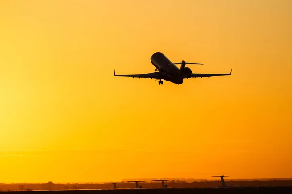 Kara gün batımı sırasında büyük bir uçak