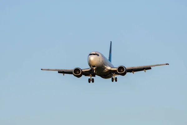 Duży samolot do lądowania na lotnisku — Zdjęcie stockowe