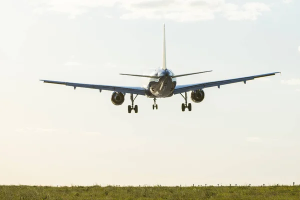 Ένα μεγάλο αεροπλάνο προσγειώνεται στο αεροδρόμιο — Φωτογραφία Αρχείου