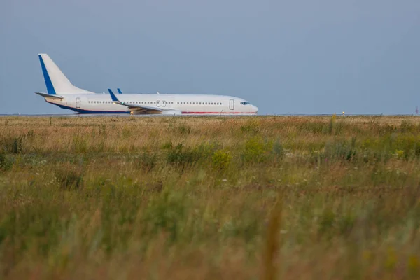 Un gran avión aterrizando en el aeropuerto —  Fotos de Stock