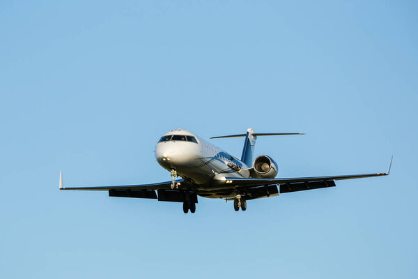 большой пассажирский самолет на голубом фоне неба
