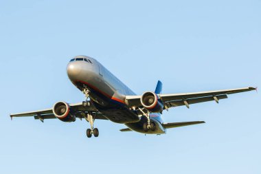 Büyük bir uçak havaalanına iniş