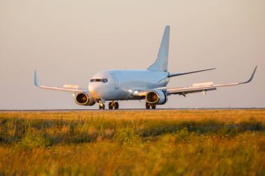 Büyük bir uçak havaalanına iniş