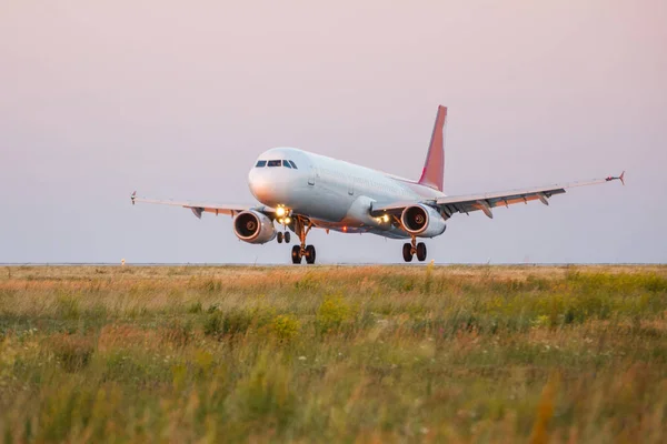 A Big Airplane Landing at the Airport — Stock Photo, Image