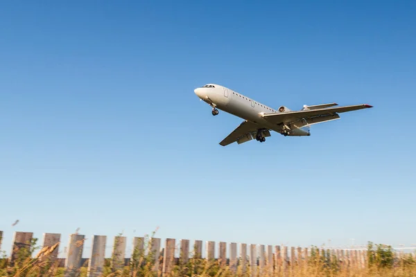 Gran avión en el cielo — Foto de Stock