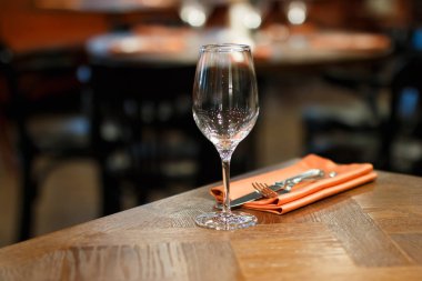  tabak ve bardak ile hizmet tablo