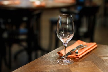  tabak ve bardak ile hizmet tablo