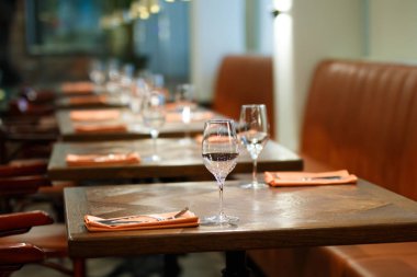  tabak ve bardak ile hizmet tablo