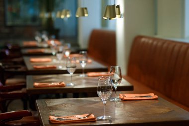  tabak ve bardak ile hizmet tablo