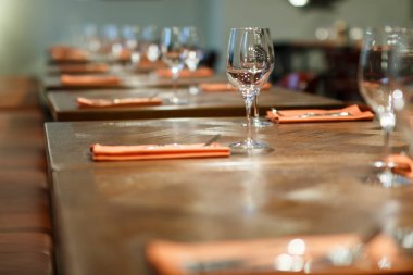   ahşap masa restoranda için birkaç kişi görev yaptı.