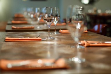   ahşap masa restoranda için birkaç kişi görev yaptı.