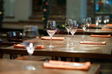   ahşap masa restoranda için birkaç kişi görev yaptı.