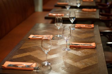   ahşap masa restoranda için birkaç kişi görev yaptı.