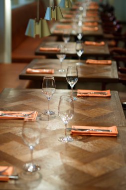   ahşap masa restoranda için birkaç kişi görev yaptı.