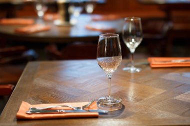   ahşap masa restoranda için birkaç kişi görev yaptı.