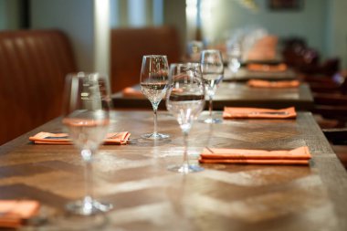   ahşap masa restoranda için birkaç kişi görev yaptı.