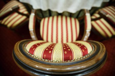 Çizgili Kumaş örtü, yumuşak bir koltuk 