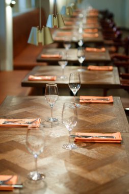   ahşap masa restoranda için birkaç kişi görev yaptı.