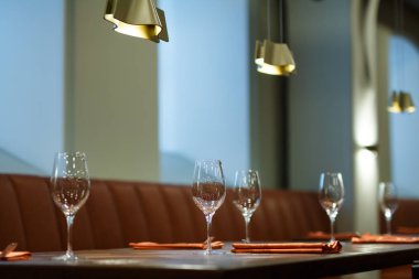  tabak ve bardak ile hizmet tablo