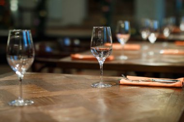   ahşap masa restoranda için birkaç kişi görev yaptı.