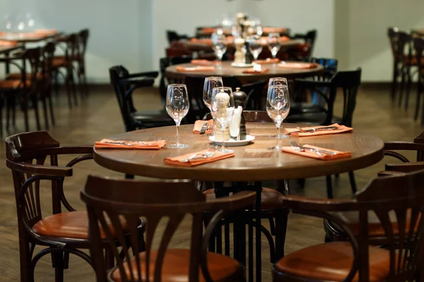   ahşap masa restoranda için birkaç kişi görev yaptı.