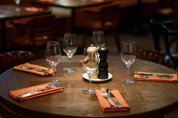 Dřevěný stůl v restauraci, které sloužila pro málo lidí — Stock fotografie