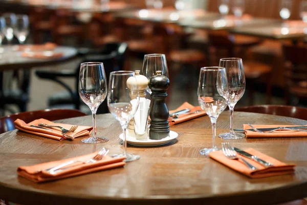  tabak ve bardak ile hizmet tablo