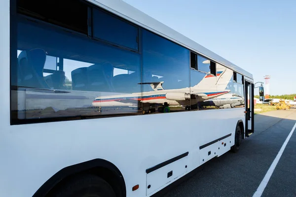 Stor buss i flygplatsen — Stockfoto