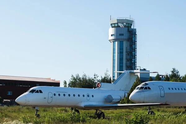 Duży biały samolot z niebieskiej linii na lotnisku — Zdjęcie stockowe