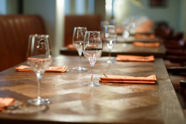   ahşap masa restoranda için birkaç kişi görev yaptı.