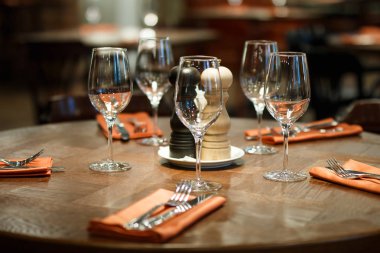   ahşap masa restoranda için birkaç kişi görev yaptı.