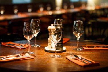   ahşap masa restoranda için birkaç kişi görev yaptı.