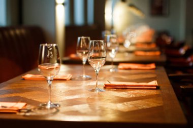   ahşap masa restoranda için birkaç kişi görev yaptı.