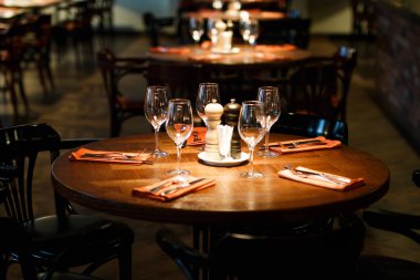   ahşap masa restoranda için birkaç kişi görev yaptı.