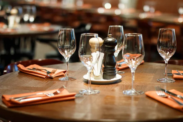   ahşap masa restoranda için birkaç kişi görev yaptı.