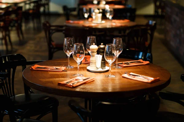   ahşap masa restoranda için birkaç kişi görev yaptı.