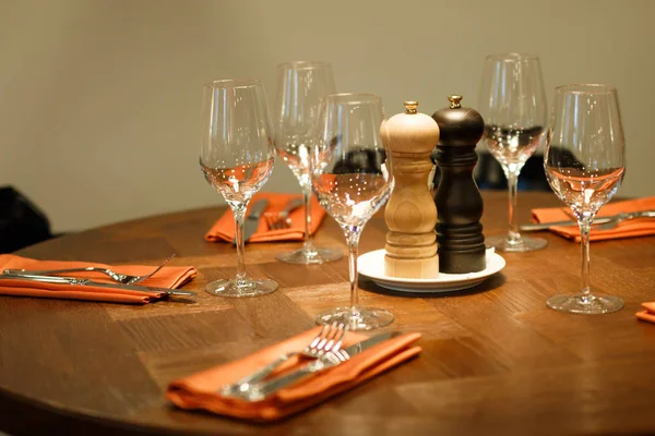 Drewniany stół w restauracji serwowane dla kilku osób — Zdjęcie stockowe