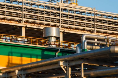 renkli binalar ve yapılar büyük bir fabrika ülkesinde